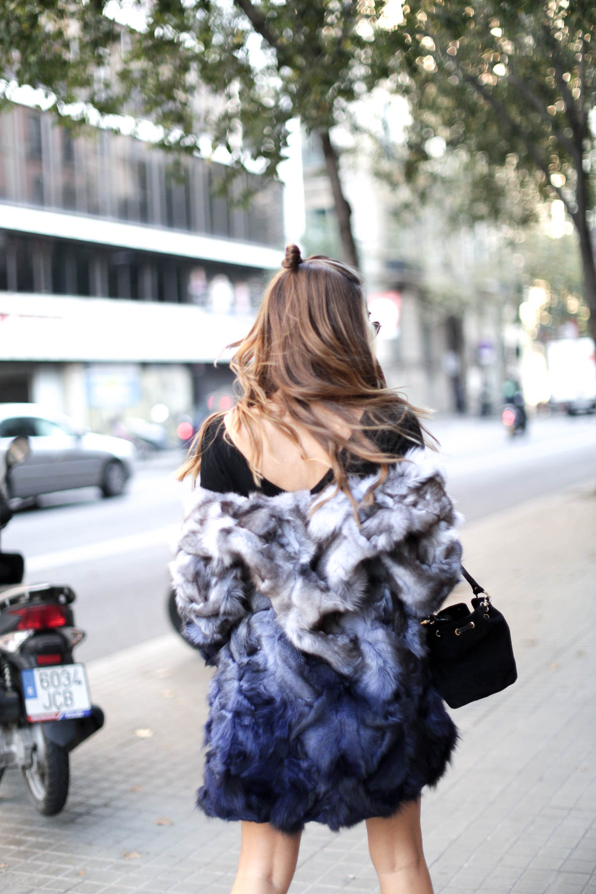 barcelona-fur-cuple-mini-skirt-ankle-boots-streetstyle-look-bartabac-outfit-moda-blogger-13