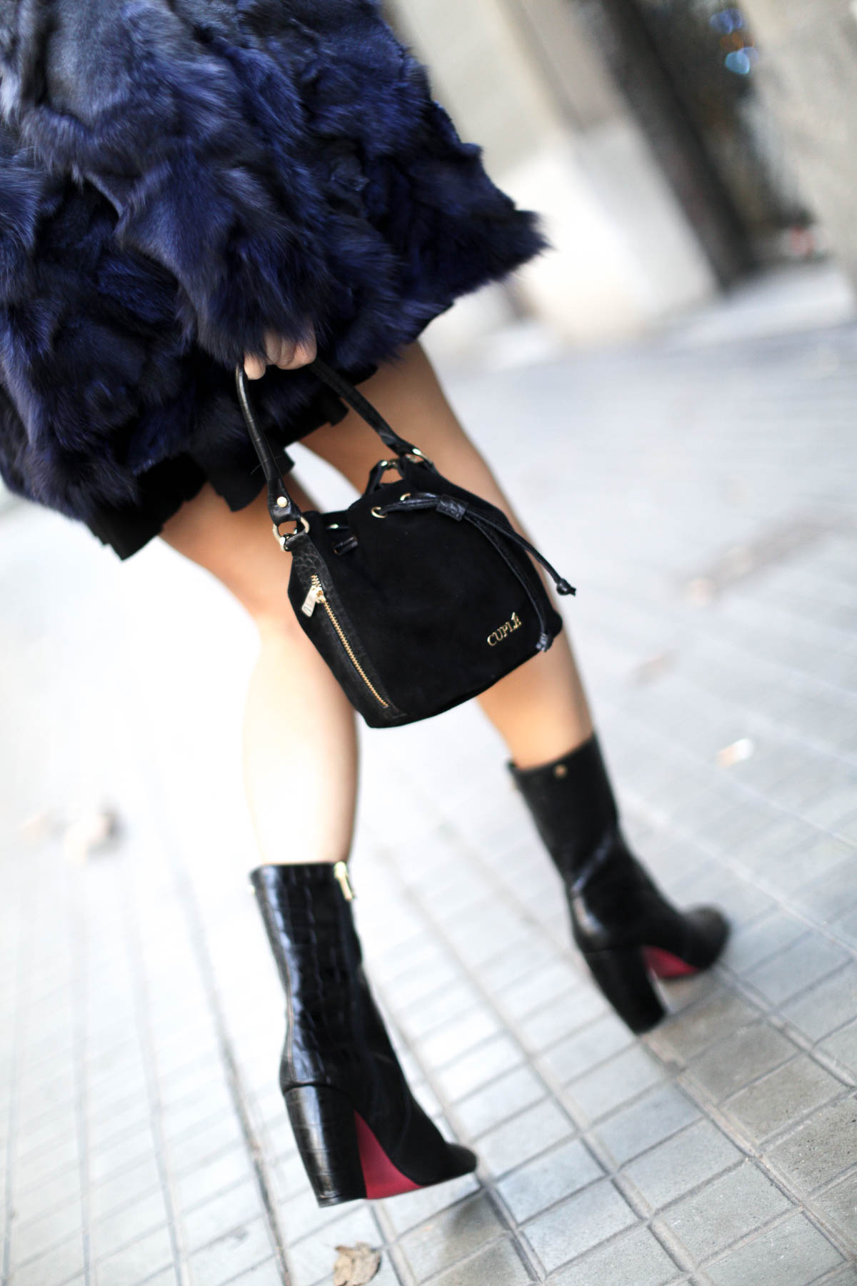 barcelona-fur-cuple-mini-skirt-ankle-boots-streetstyle-look-bartabac-outfit-moda-blogger-14