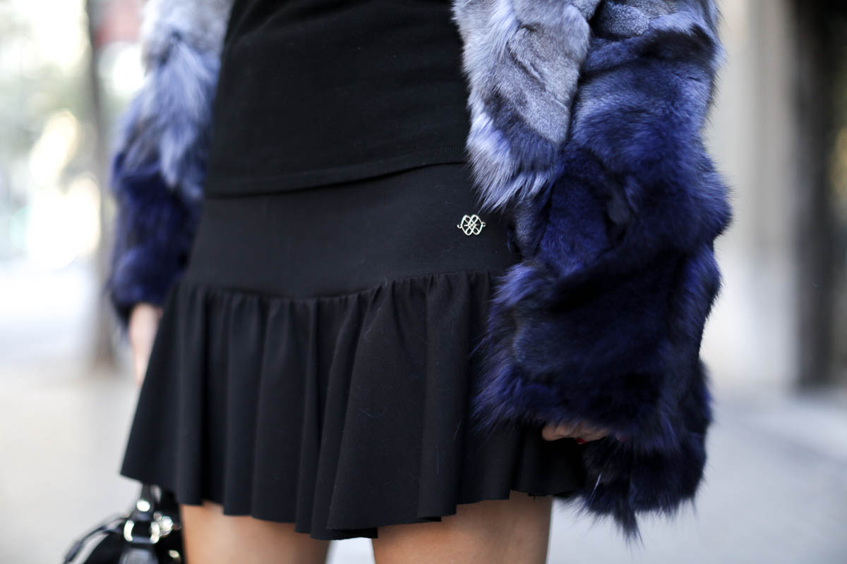 barcelona-fur-cuple-mini-skirt-ankle-boots-streetstyle-look-bartabac-outfit-moda-blogger-15