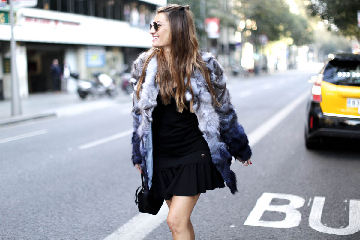 barcelona-fur-cuple-mini-skirt-ankle-boots-streetstyle-look-bartabac-outfit-moda-blogger-24