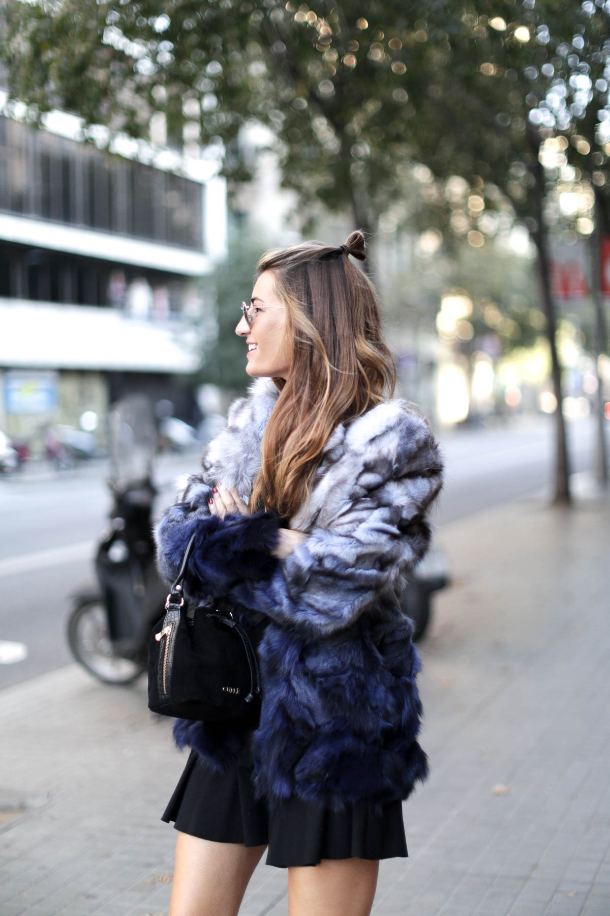 barcelona-fur-cuple-mini-skirt-ankle-boots-streetstyle-look-bartabac-outfit-moda-blogger-7