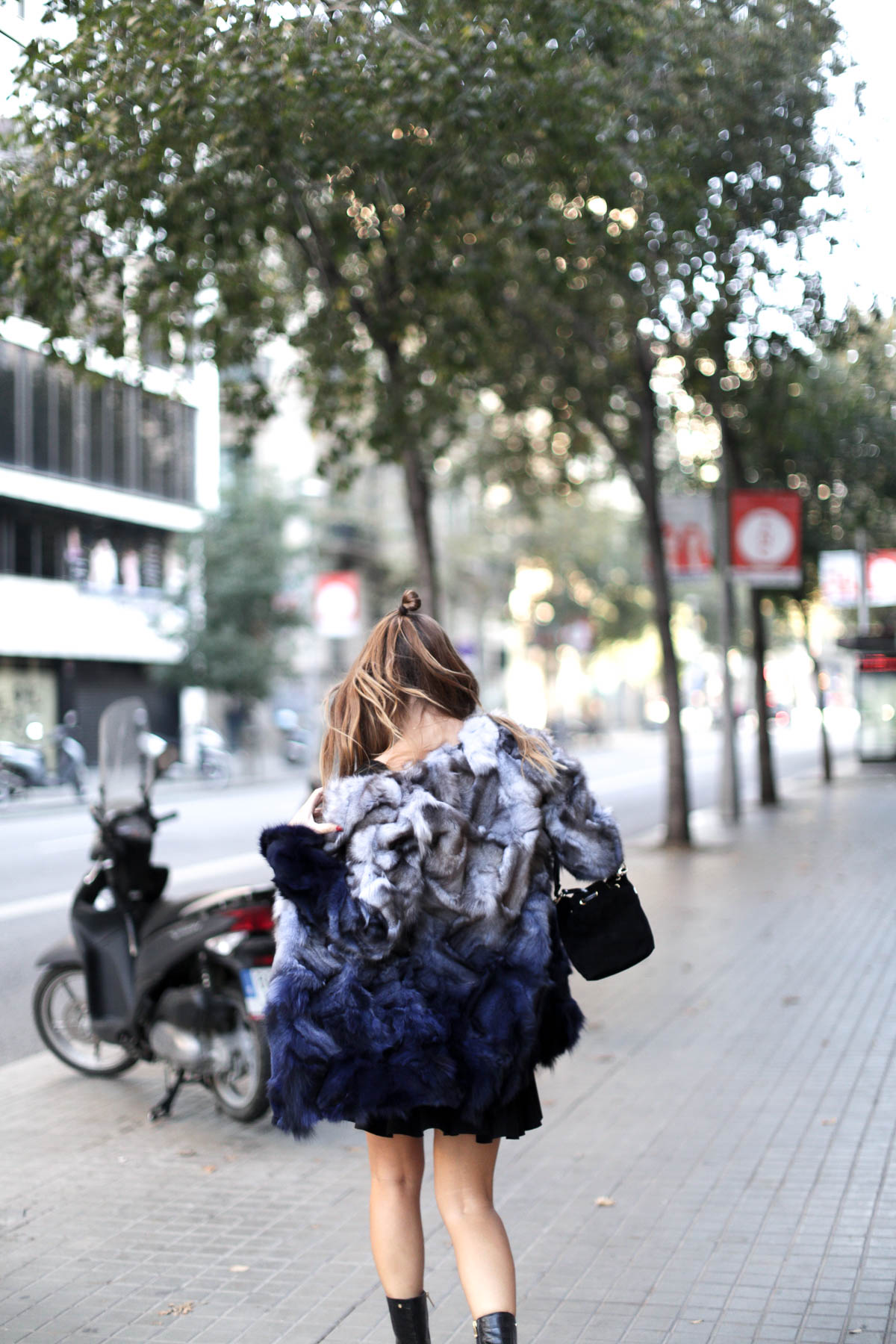 barcelona-fur-cuple-mini-skirt-ankle-boots-streetstyle-look-bartabac-outfit-moda-blogger-8