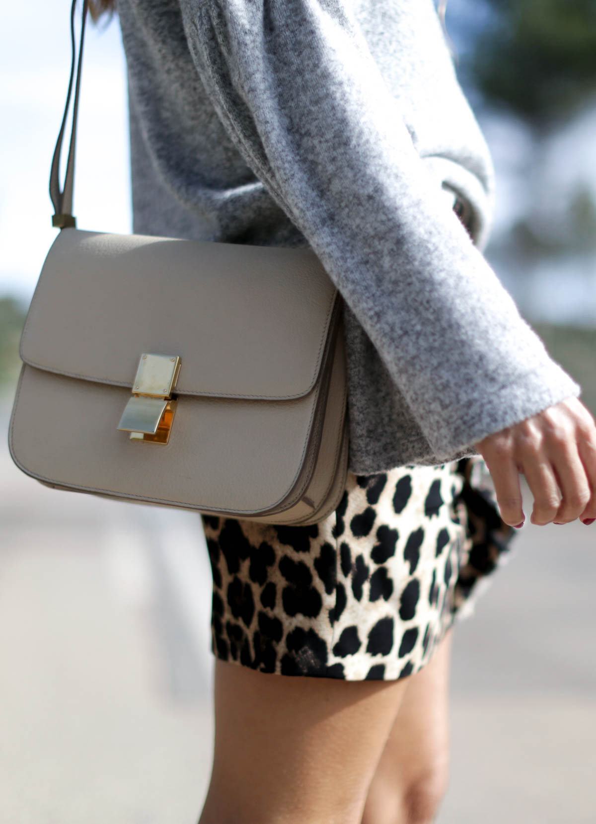 leo-leopard-grey-sweater-converse-all-star-mini-skirt-falda-celine-streetstyle-look-bartabac-outfit-moda-blogger-11