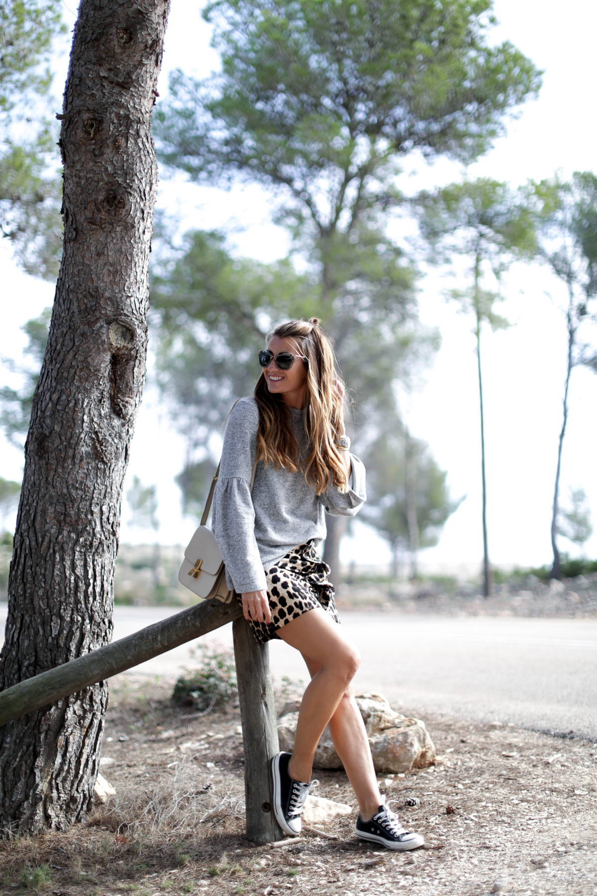 leo-leopard-grey-sweater-converse-all-star-mini-skirt-falda-celine-streetstyle-look-bartabac-outfit-moda-blogger-17