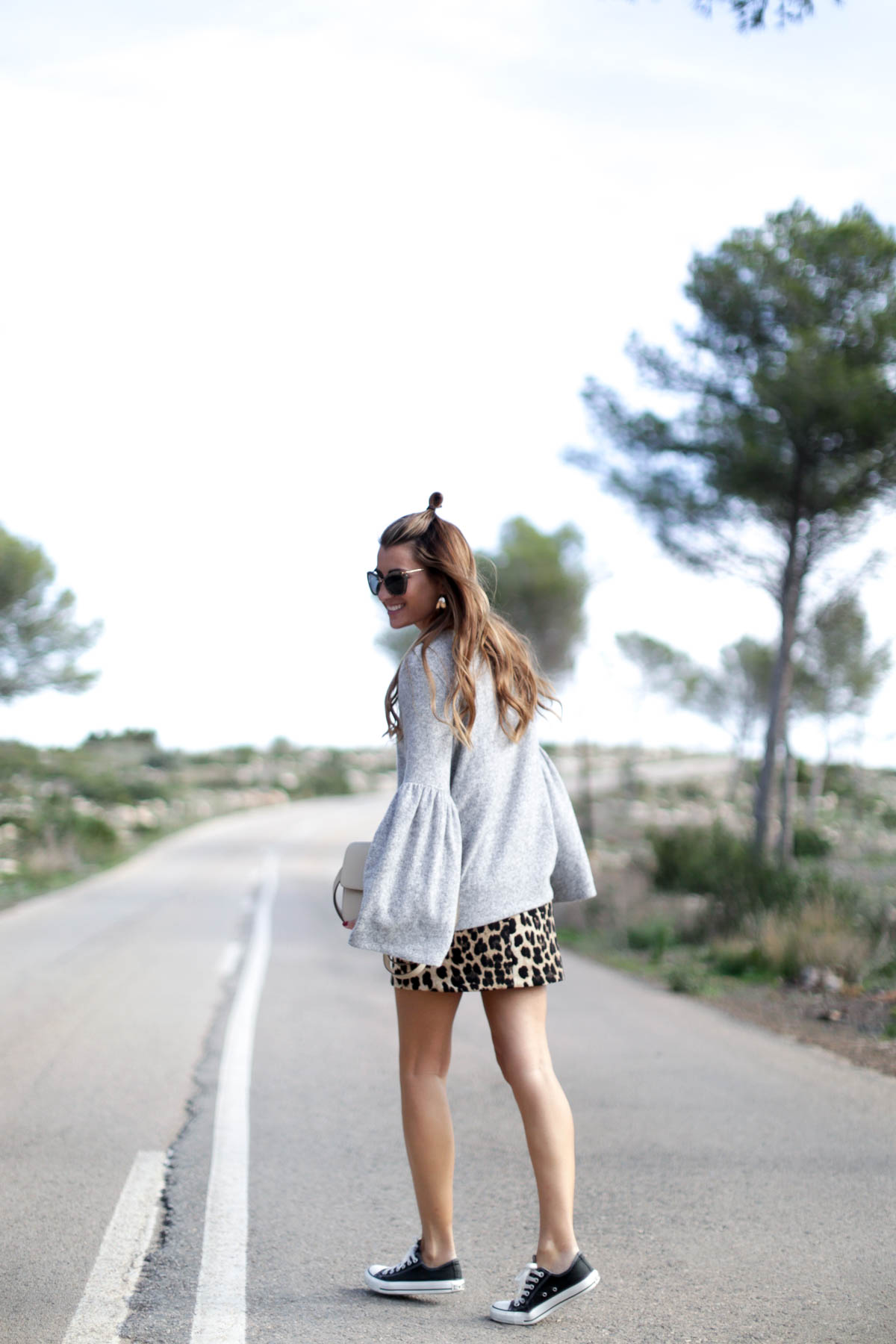 leo-leopard-grey-sweater-converse-all-star-mini-skirt-falda-celine-streetstyle-look-bartabac-outfit-moda-blogger-2