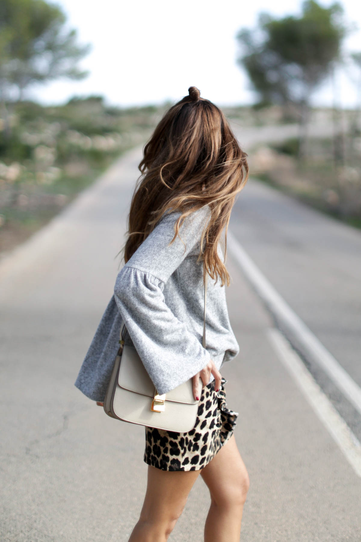 leo-leopard-grey-sweater-converse-all-star-mini-skirt-falda-celine-streetstyle-look-bartabac-outfit-moda-blogger-6