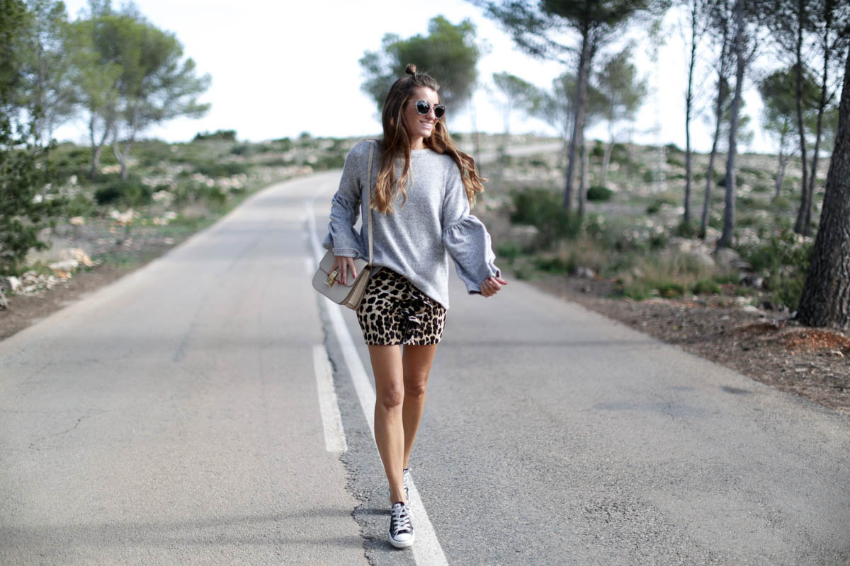 leo-leopard-grey-sweater-converse-all-star-mini-skirt-falda-celine-streetstyle-look-bartabac-outfit-moda-blogger-7
