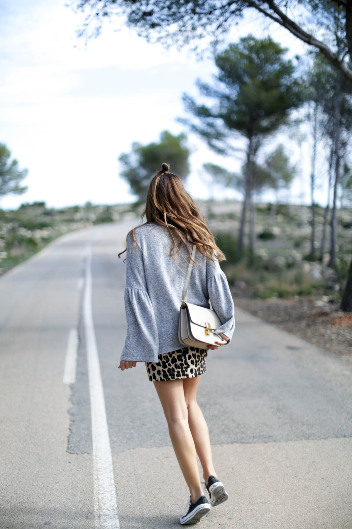 leo-leopard-grey-sweater-converse-all-star-mini-skirt-falda-celine-streetstyle-look-bartabac-outfit-moda-blogger-8