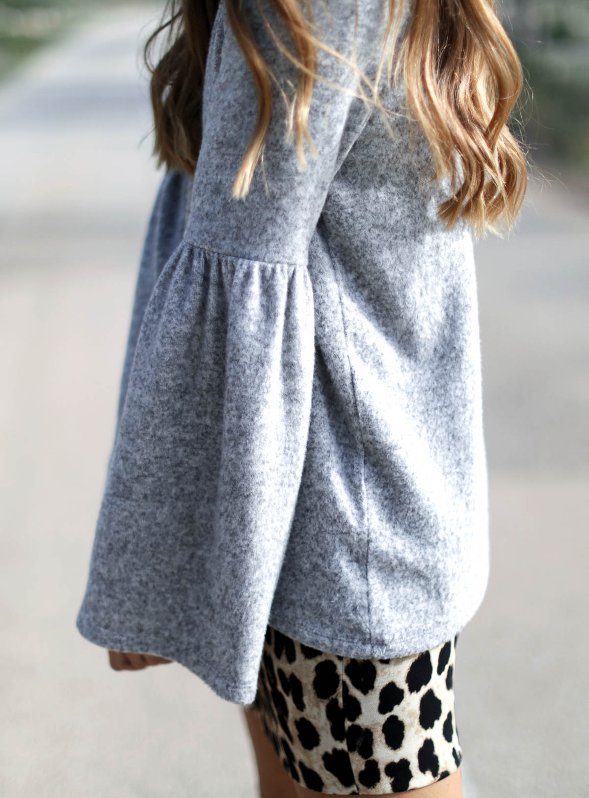 leo-leopard-grey-sweater-converse-all-star-mini-skirt-falda-celine-streetstyle-look-bartabac-outfit-moda-blogger-9