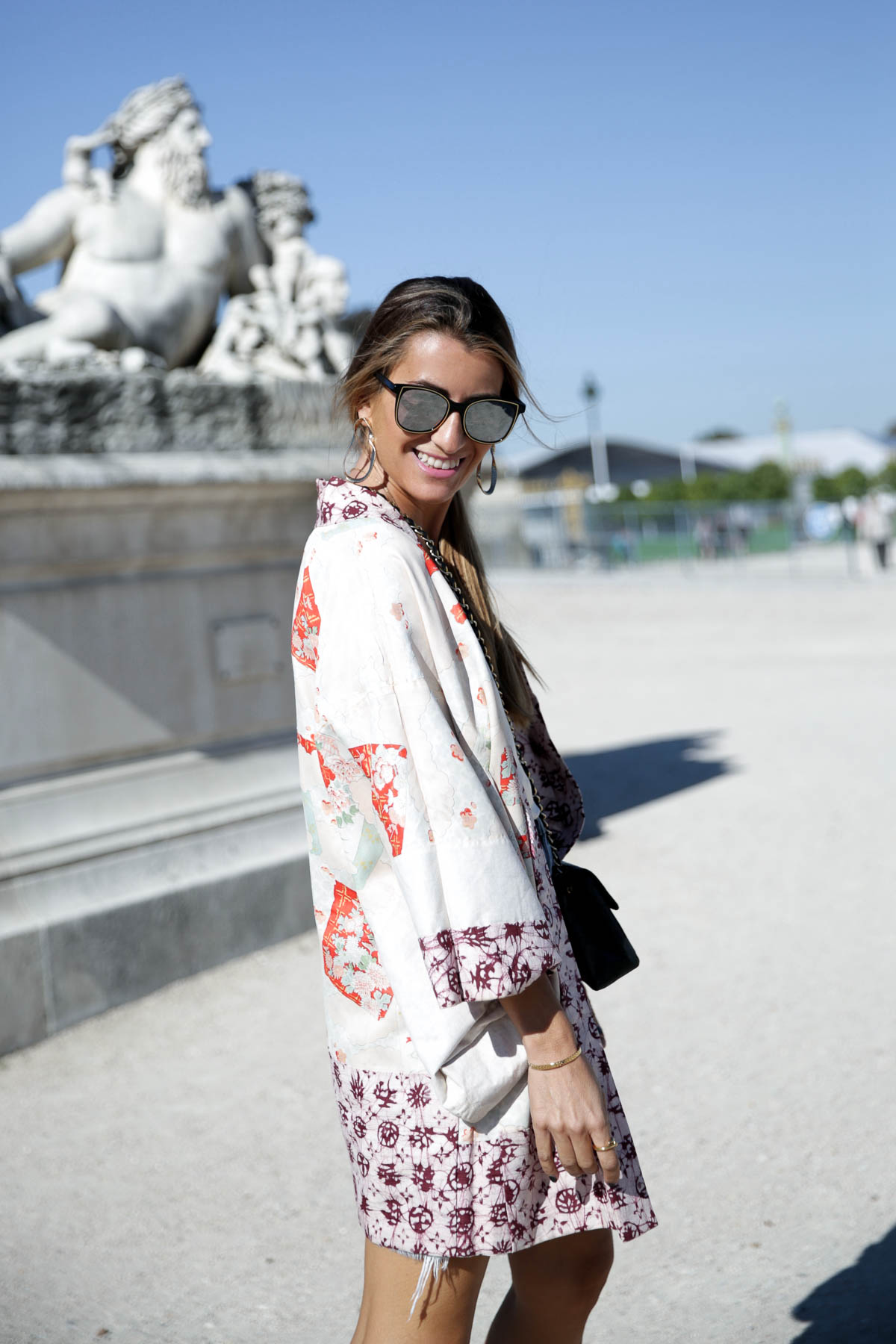 paris-fashion-week-tuileries-kimono-chanel-bag-bolso-denim-bardot-miu-miu-bailarinas-ballerines-look-bartabac-outfit-moda-blogger-12