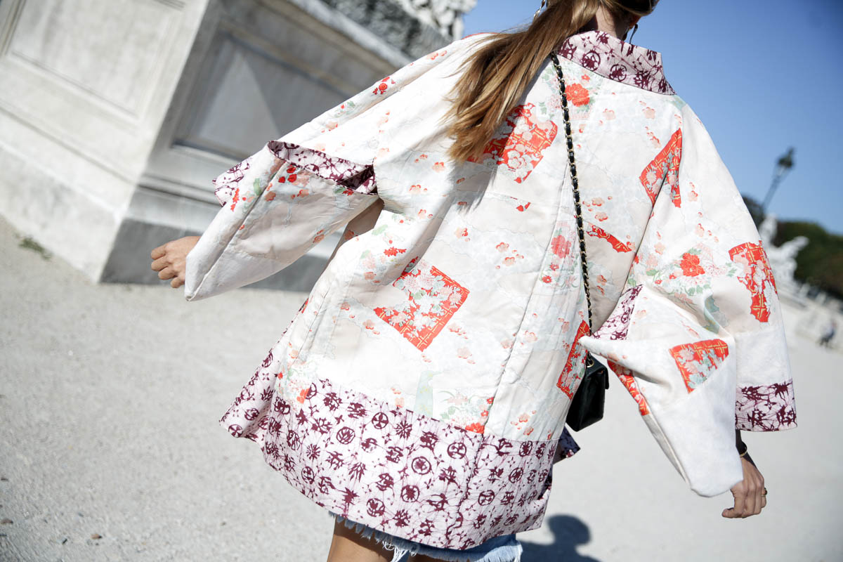 paris-fashion-week-tuileries-kimono-chanel-bag-bolso-denim-bardot-miu-miu-bailarinas-ballerines-look-bartabac-outfit-moda-blogger-15