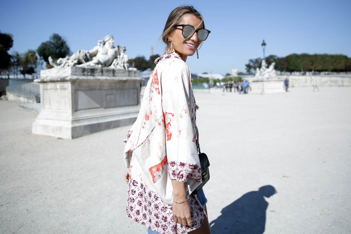 paris-fashion-week-tuileries-kimono-chanel-bag-bolso-denim-bardot-miu-miu-bailarinas-ballerines-look-bartabac-outfit-moda-blogger-5