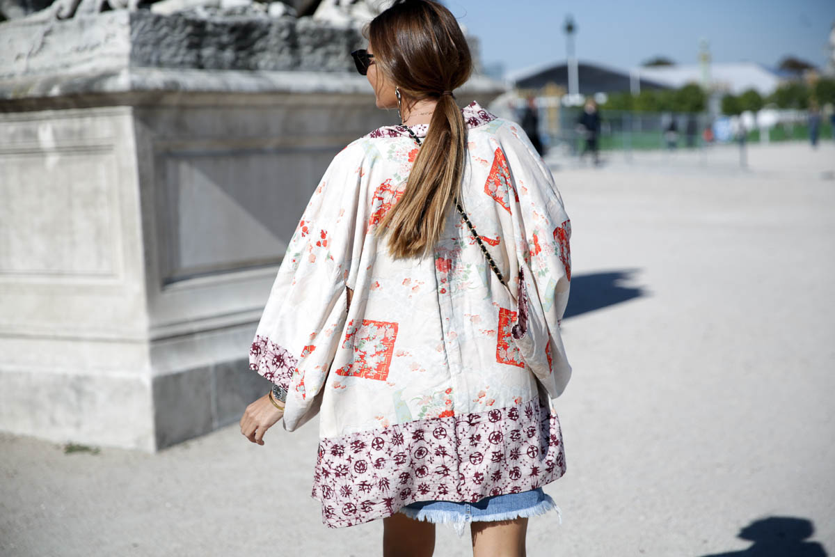 paris-fashion-week-tuileries-kimono-chanel-bag-bolso-denim-bardot-miu-miu-bailarinas-ballerines-look-bartabac-outfit-moda-blogger-9