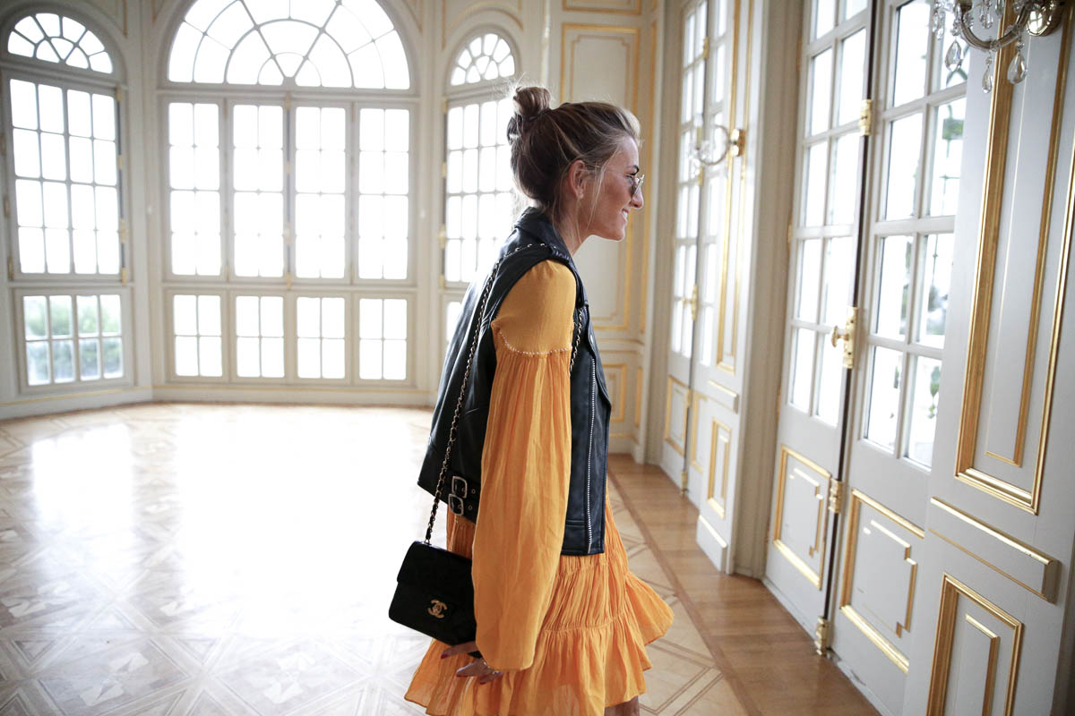 blogger-blog-bartabac-streetstyle-zara-dress-yellow-perfecto-waistcoat-chloe-boots-chanel-bag-niza-nice-france-chateau-castillo-11
