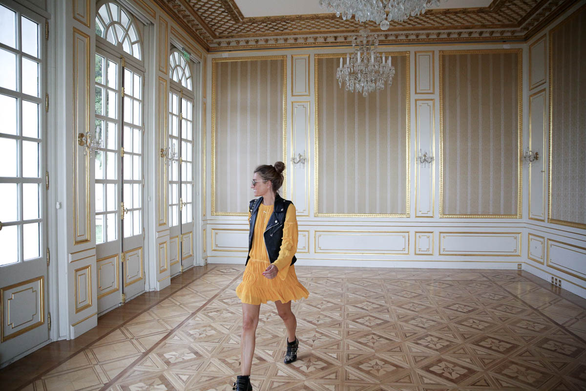 blogger-blog-bartabac-streetstyle-zara-dress-yellow-perfecto-waistcoat-chloe-boots-chanel-bag-niza-nice-france-chateau-castillo-17