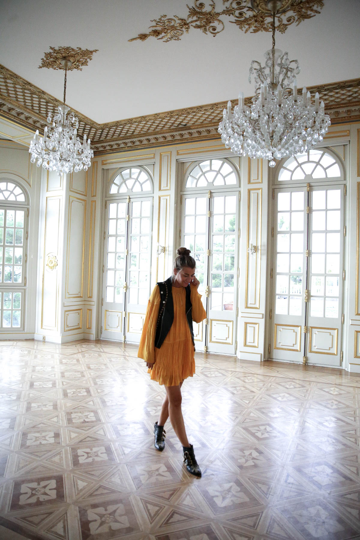 blogger-blog-bartabac-streetstyle-zara-dress-yellow-perfecto-waistcoat-chloe-boots-chanel-bag-niza-nice-france-chateau-castillo-4