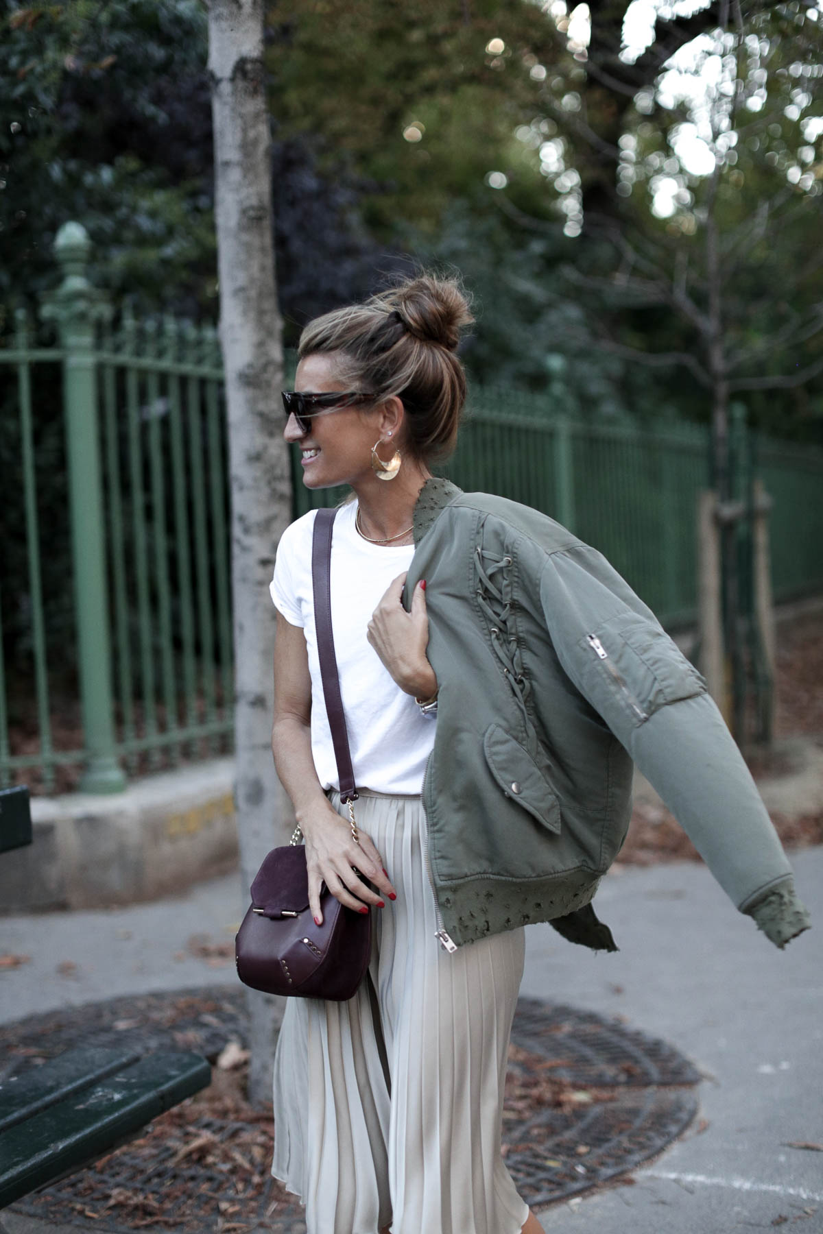 blogger-streetstyle-falda-plisada-sandro-bag-bolso-moda-paris-pfw-hogan-bomber-iro-bartabac-blog-fashion-silvia_-7