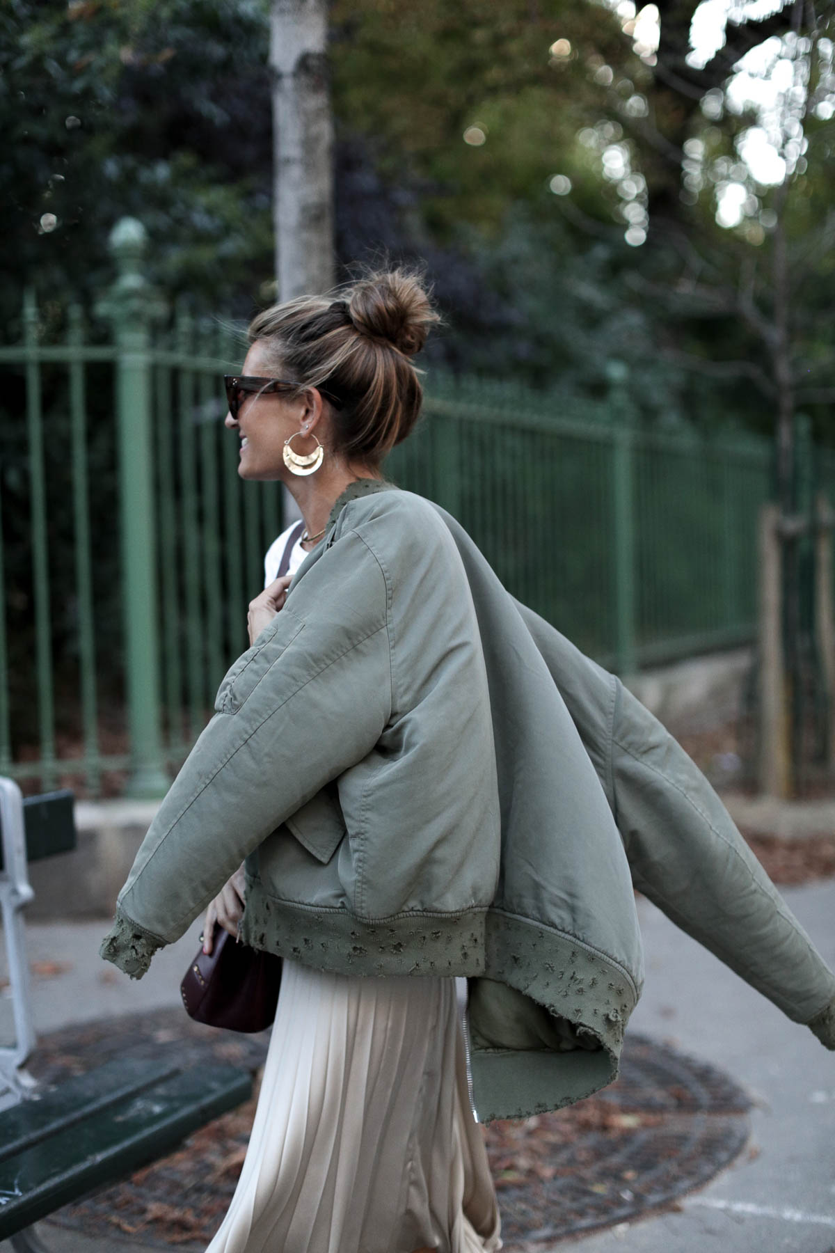 blogger-streetstyle-falda-plisada-sandro-bag-bolso-moda-paris-pfw-hogan-bomber-iro-bartabac-blog-fashion-silvia_-8